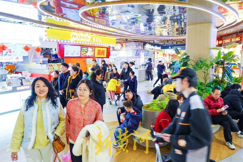 除夕济南商场人气足需求旺 年货经济带动消费热潮