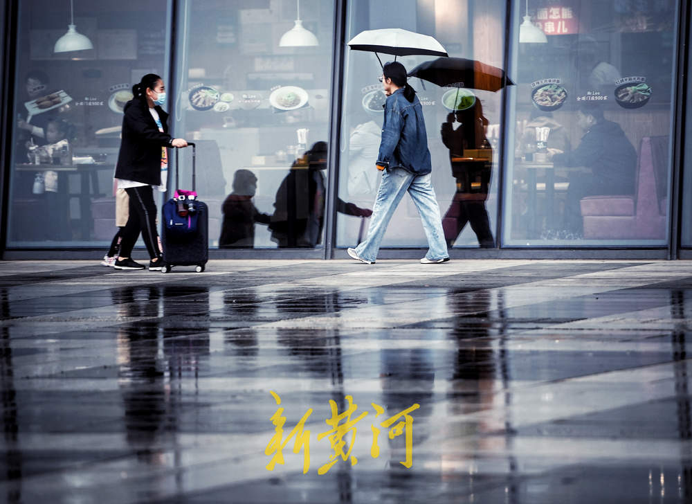 火车站里人从众，市民开启假期赶路模式