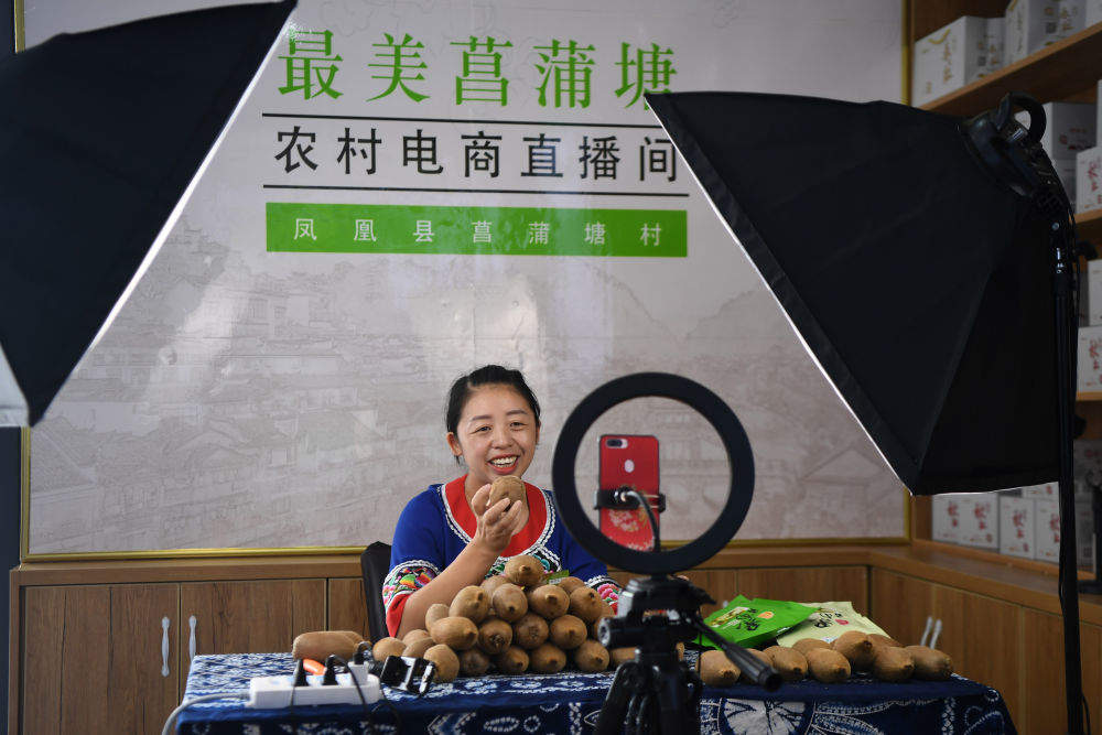 习近平总书记引领中国从脱贫攻坚迈向乡村全面振兴