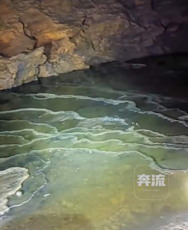 张家界溶洞垃圾堆7层楼高,官方:已立案