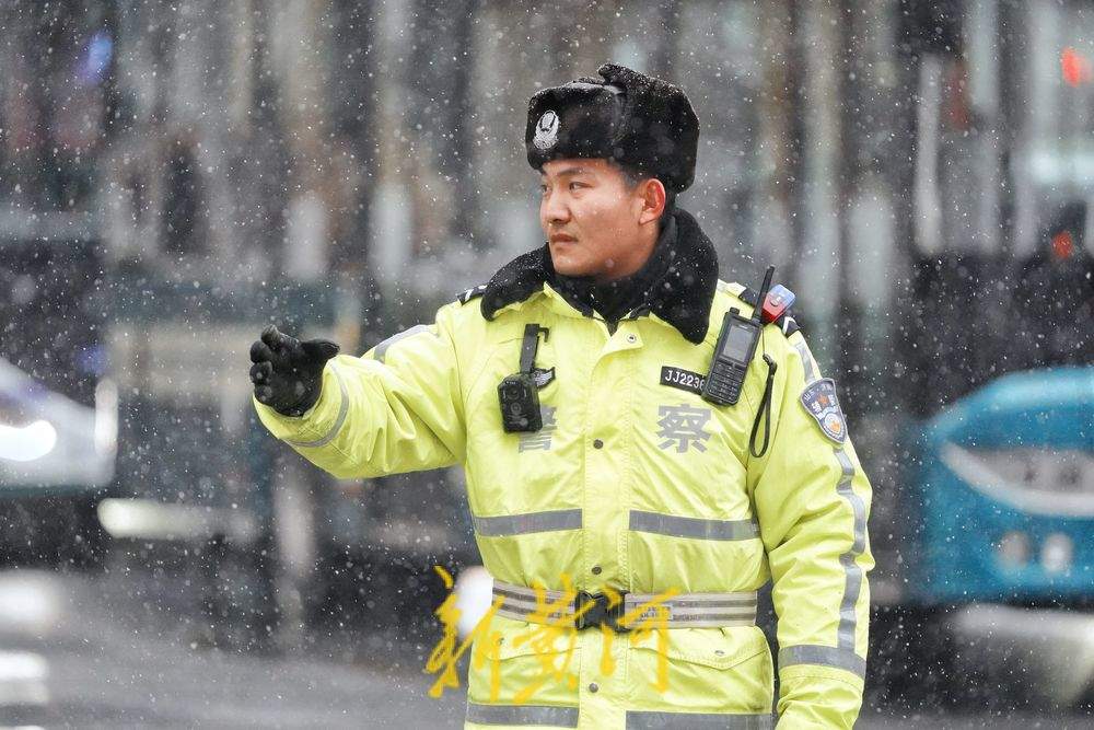 “闻”雪而动，济南交警全力保障雪中交通秩序