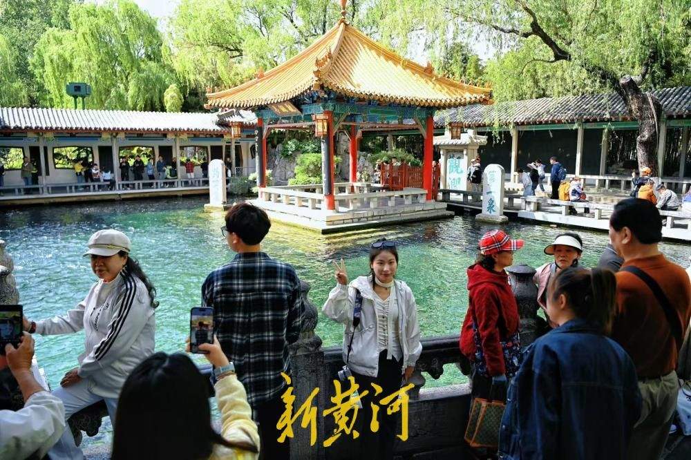 谷雨节气 济南趵突泉群泉欢歌人潮涌