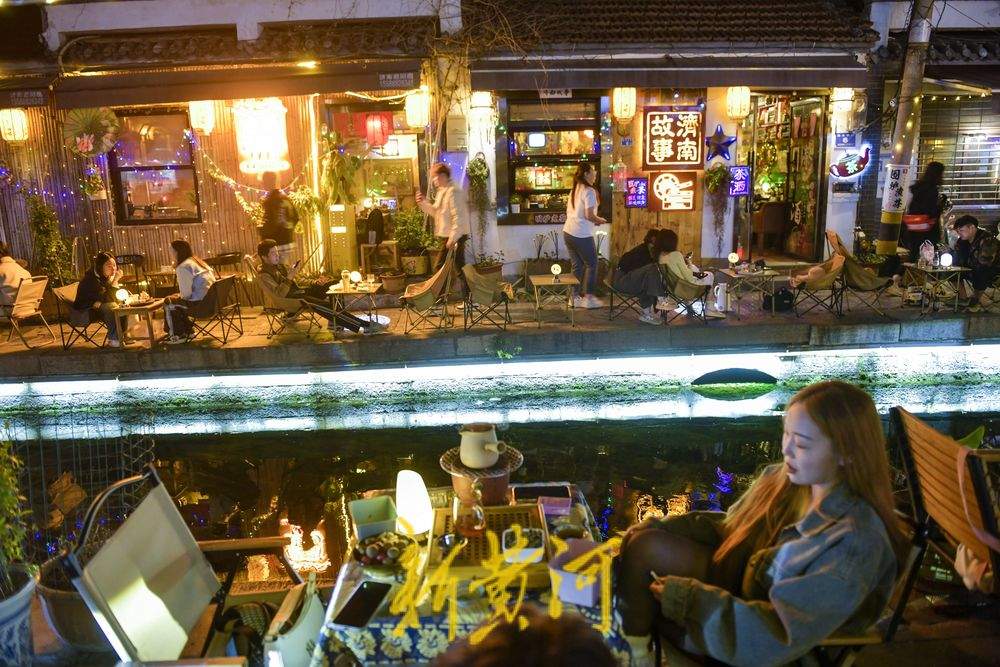 “泉”在济南过五一丨夜游泉城老街，感受泉水泡茶“市集”