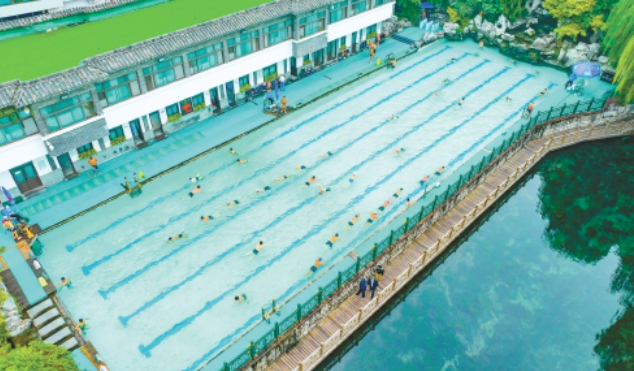 天虽寒，泉更暖——泉水浴场秋泳正酣