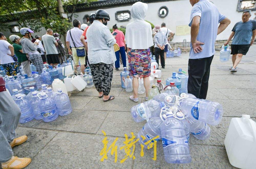 持续高温暂时“退热” 名泉取水迎来高峰  