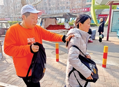 信任为绳照亮视障跑者奔跑之路
