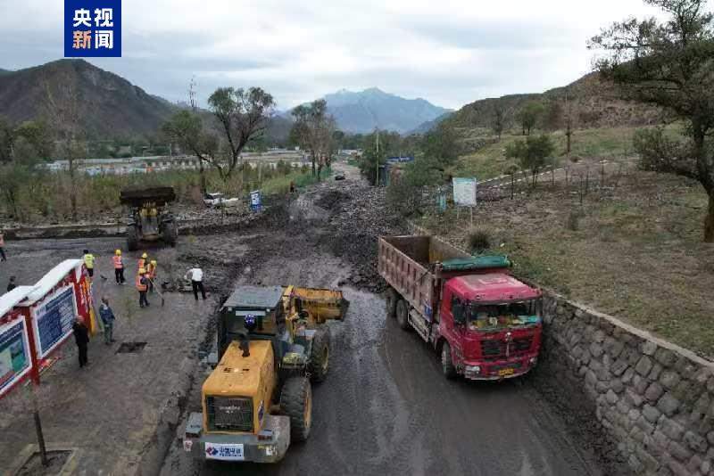 甘肃武威一地因强降雨导致土方滑落 公路部门紧急抢通