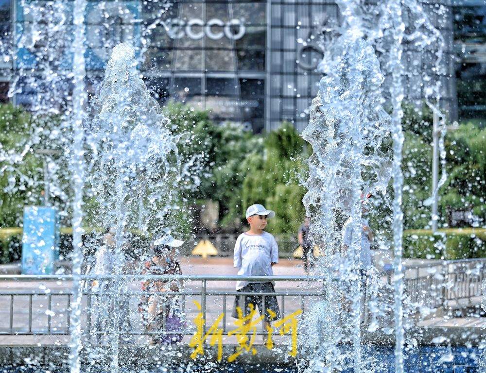 泉城广场音乐喷泉旁消夏纳凉好惬意