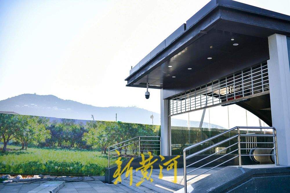 济南地铁4号线千佛山站出入口:可遥望群山美景