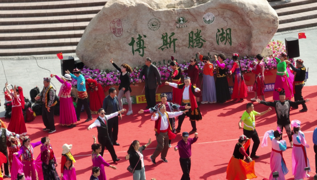 国庆假期 新疆博斯腾湖景区开启“人景共欢”模式