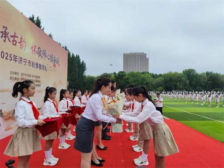 弦歌不辍 与时偕行