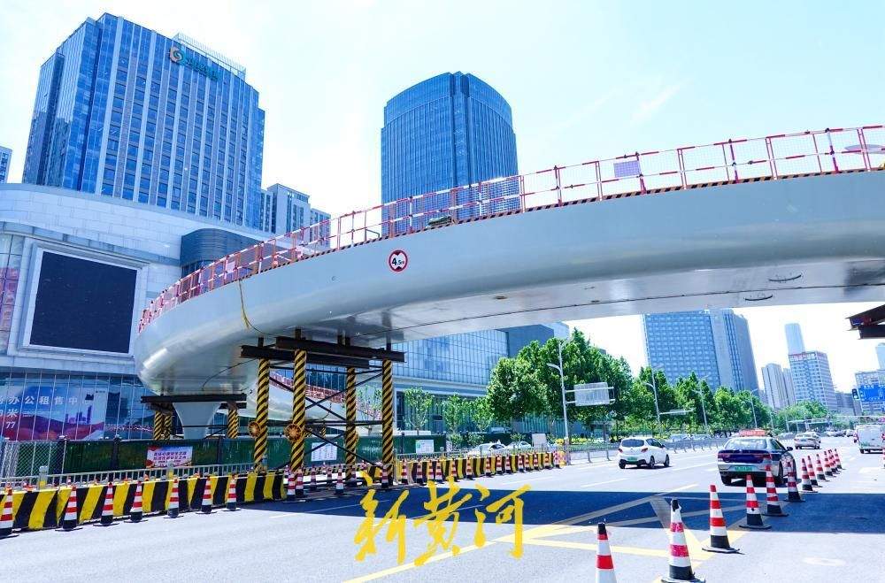 济南工业南路新建人行天桥如弯月  兼顾“好用”与“好看”