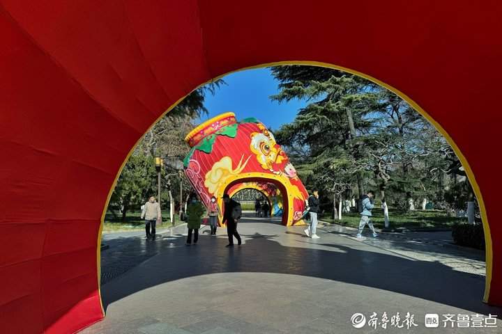 “蛇宝”迎春 虎狮送瑞，“恭贺新禧”灯组亮相大明湖