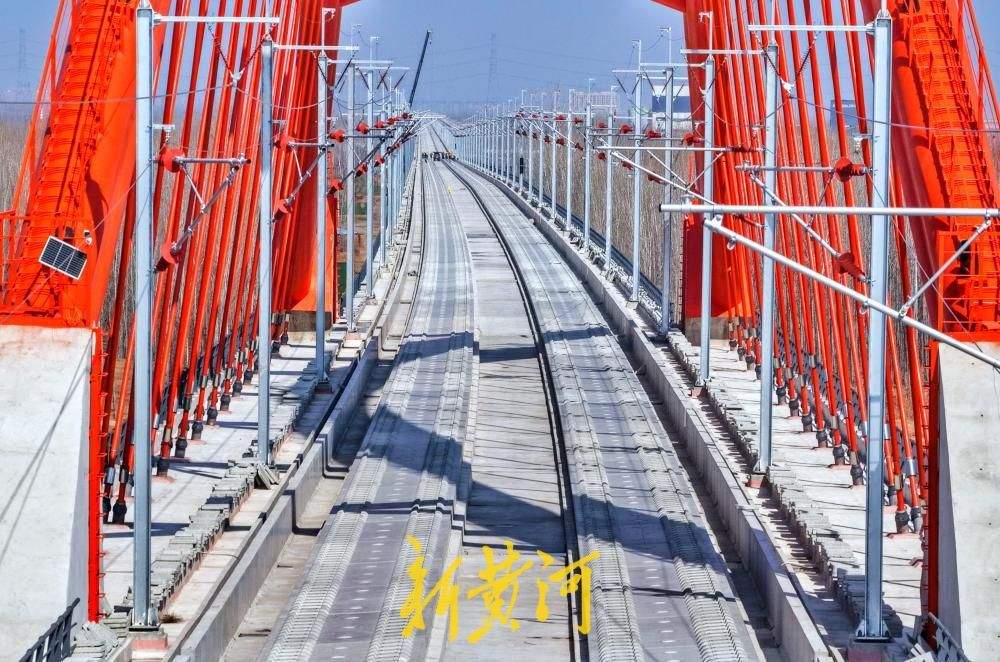 济滨高铁全线首条接触网承力索成功架设