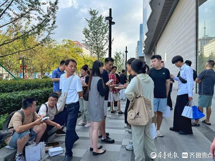 iPhone16系列正式发售首日，济南门店依旧排长队