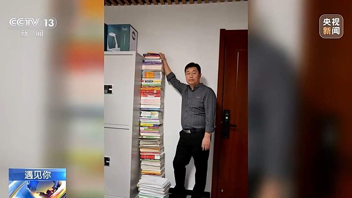 2025级济南大学生开学典礼“考研爸爸”走上央视 