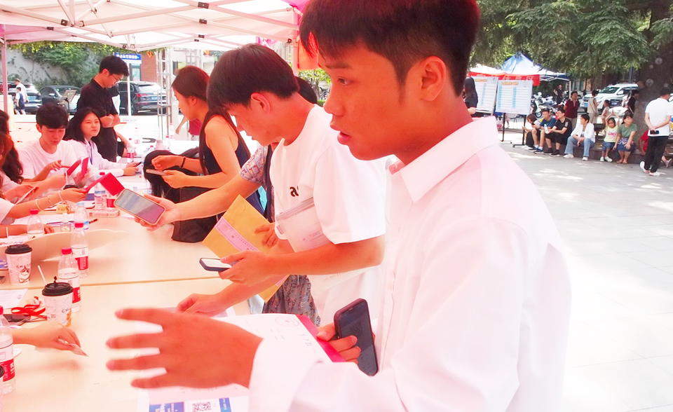 山东艺术学院新生报到，新生和接待的师姐们都颜值爆表