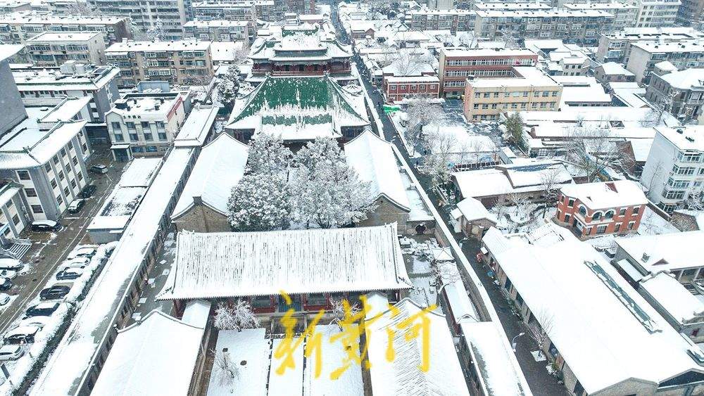 济南百年老街迎初雪 青砖红瓦披银装