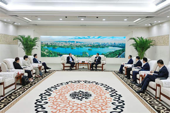 刘强会见新加坡客人