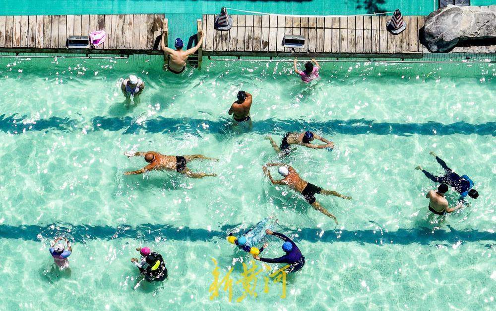 泉城持续高温天气 泉水冲浪享受夏日清凉