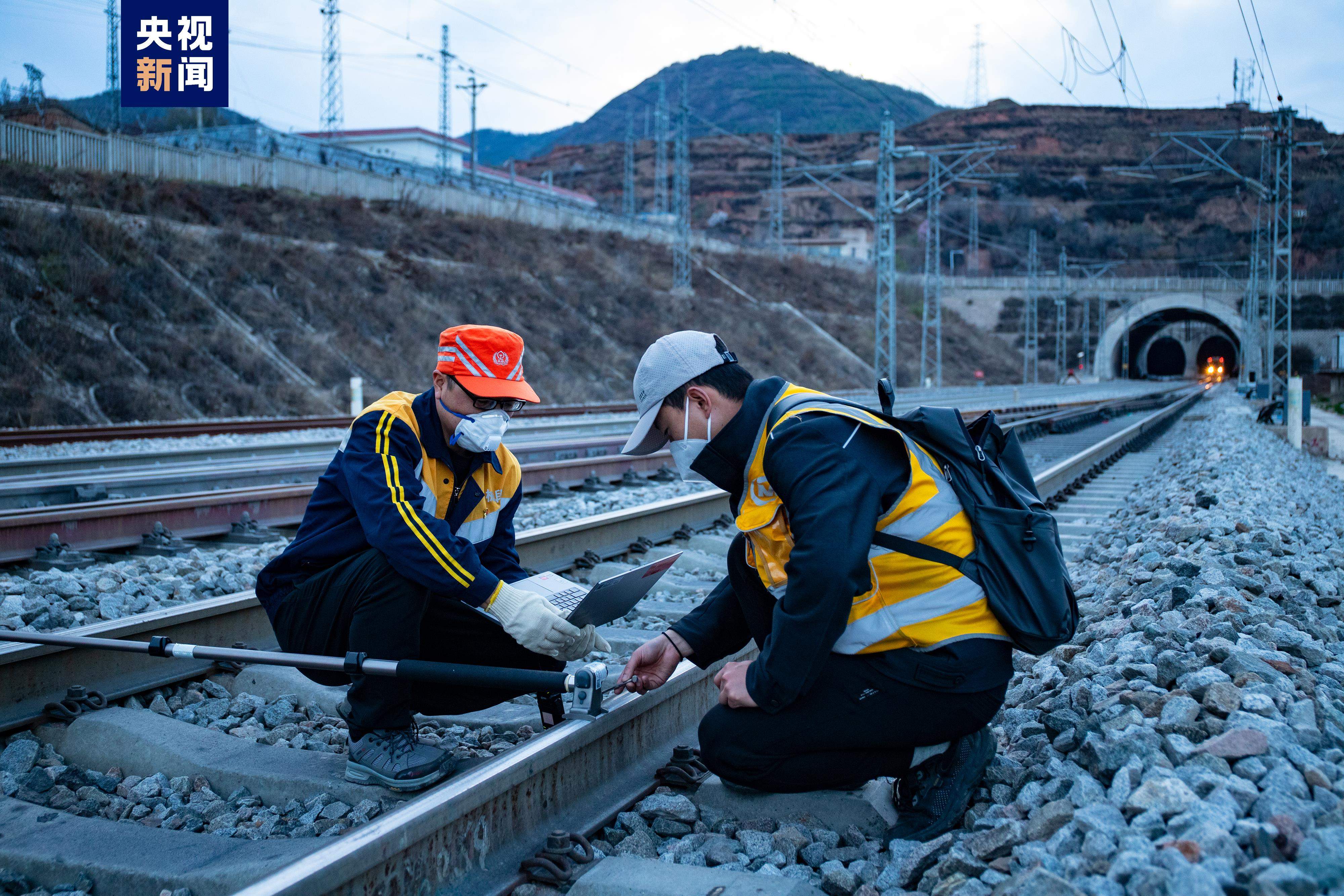 兰渝铁路首次开展集中修施工