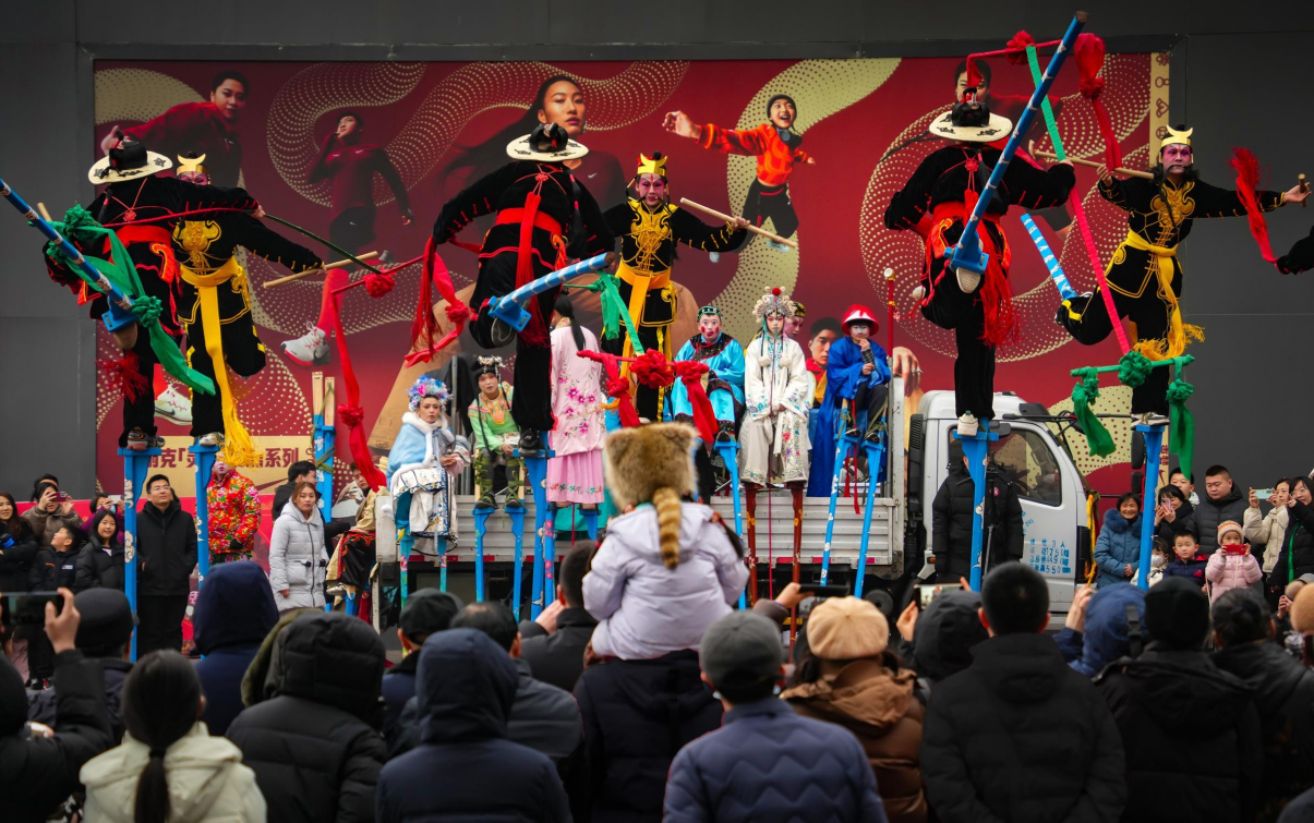 “泉”在济南过大年｜踩出浓浓年味！济南西关高跷队成“气氛组顶流”