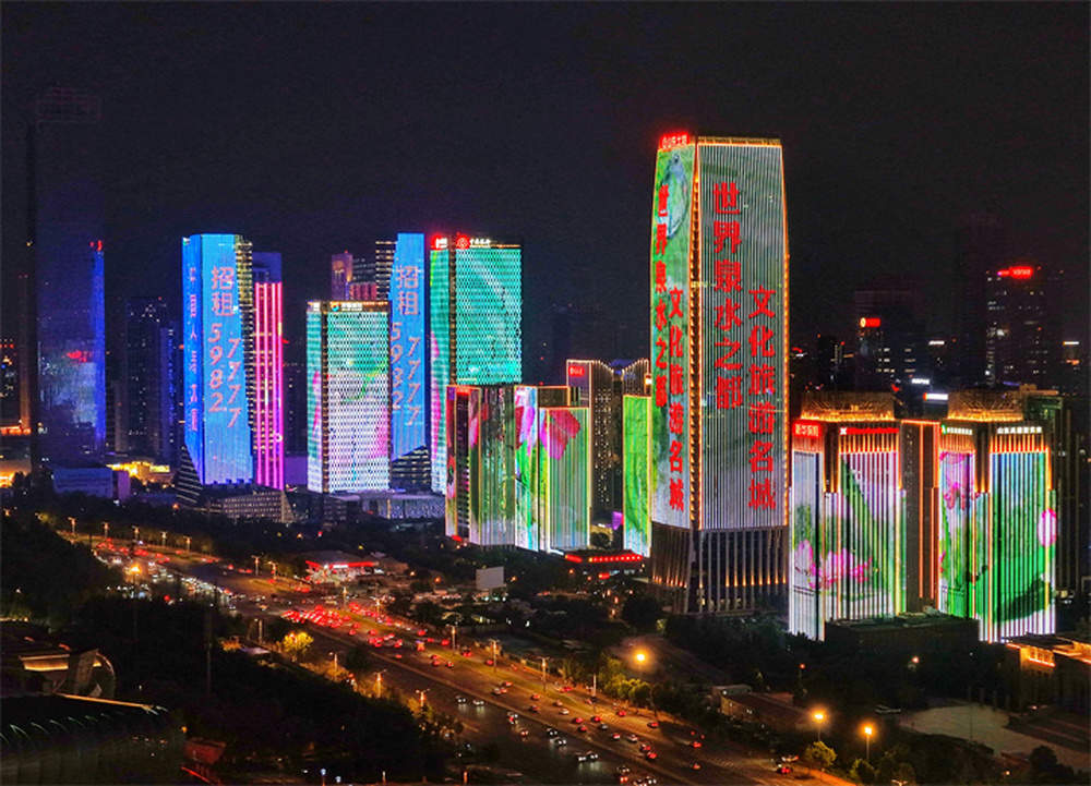 经十路两侧，灯光点亮2025济南国际泉水节