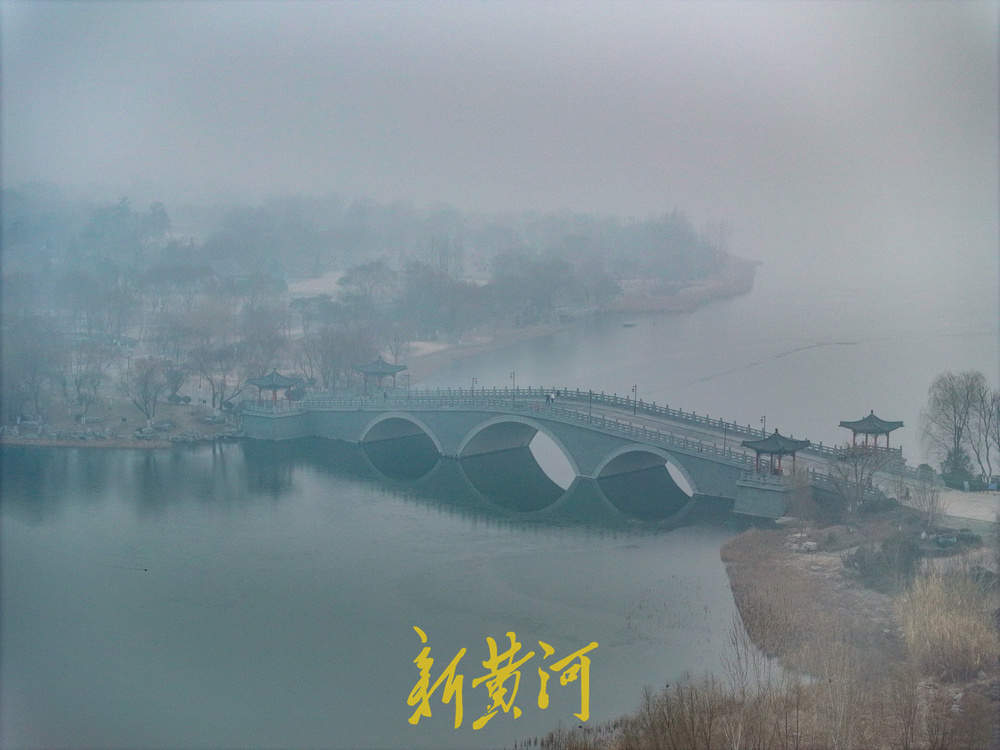 一年四季 泉在济南｜雾漫山湖！冬日晨雾如墨染华山