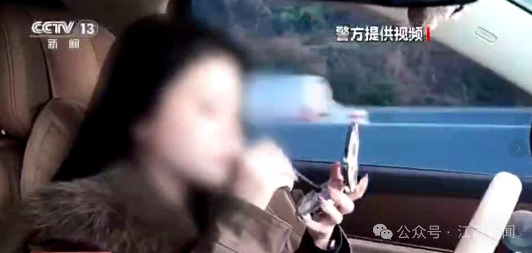 女子在高速上开车化妆 被查后称“辅助驾驶比我开得好”