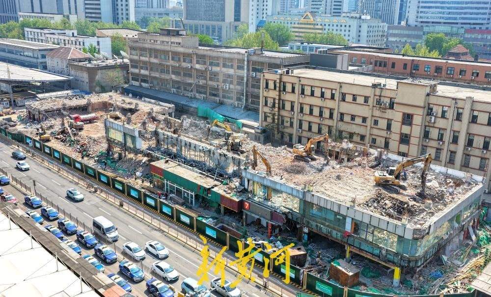 济南天龙大厦整体拆除工作已近尾声,预计本月中下旬完成