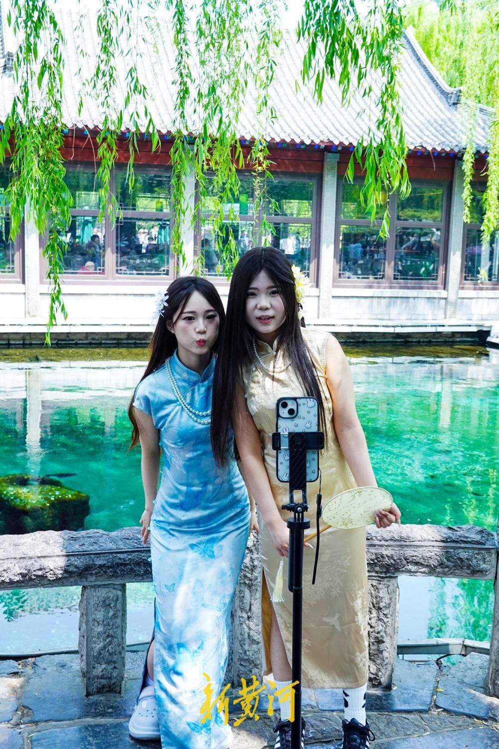 旗袍映泉韵，趵突泉畔掀起国风打卡热