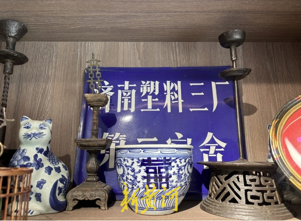 自费打造公益收藏馆 他为500余块老济南门牌安了家