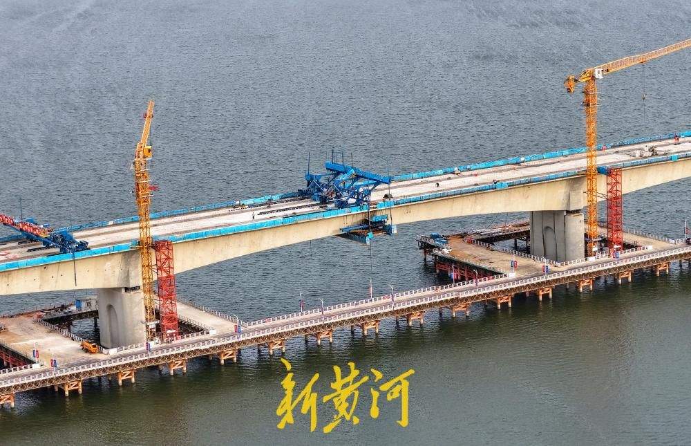 潍宿高铁至青岛连接线跨墙夼水库十万吨级特大桥成功合龙