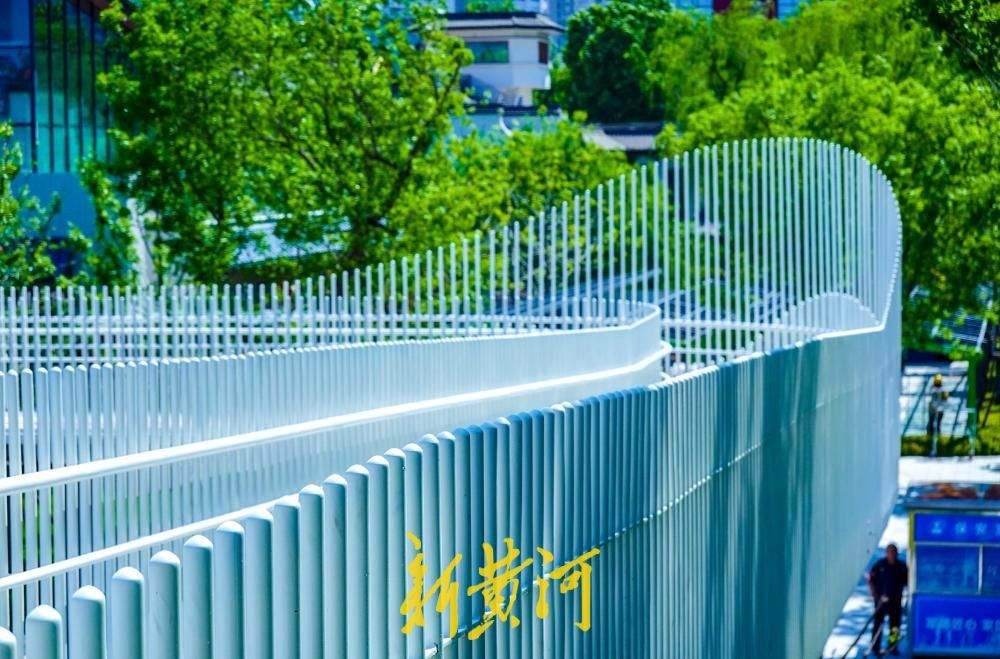 槐苑文化体育公园初具规模，空中廊道如泉涌波