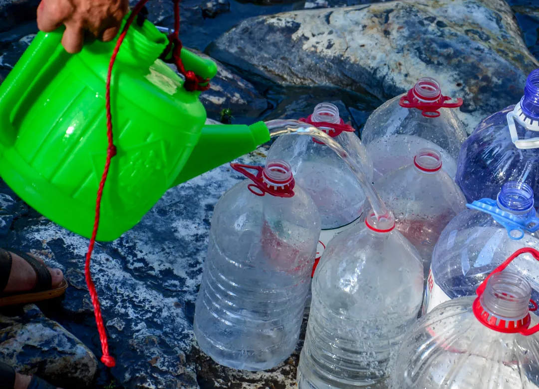 “老师儿，来黑虎泉喝杯泉水茶！”