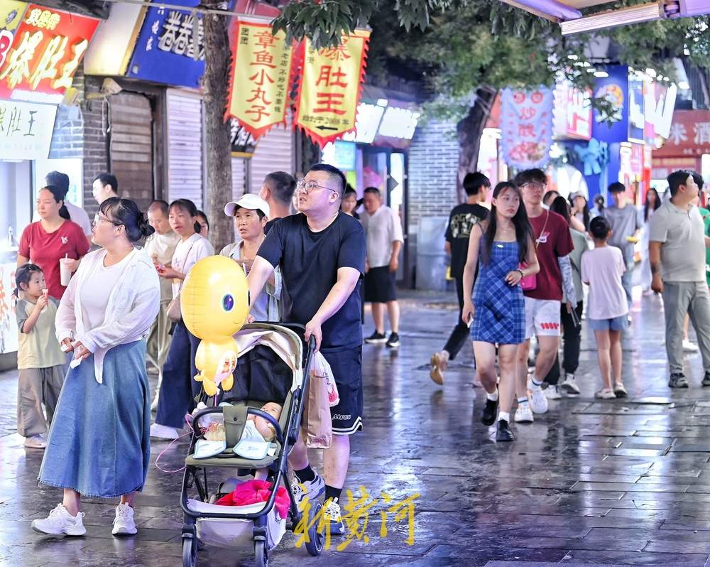 一年四季 泉在济南丨济南宽厚里烟火气点亮“夜经济”