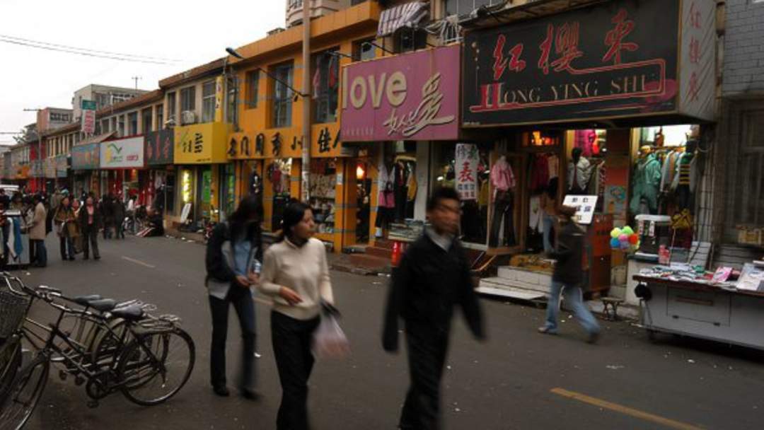 31家寻租，黄金时段秀水街门可罗雀，连山师大叔美妆店也落寞了