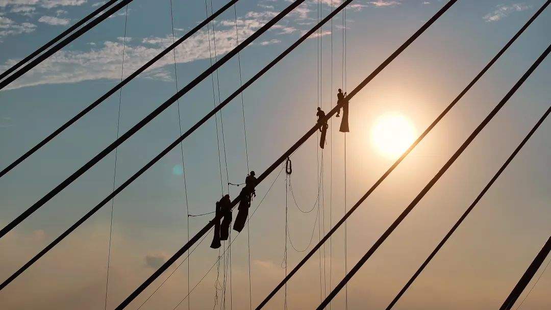 项目强省会｜桥上来了“蜘蛛人” 奏响济南黄河公路大桥奋进曲