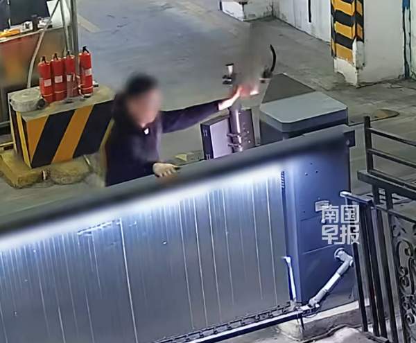 男子因长期乱停车被列入黑名单后带人殴打保安并破坏监控设备，当地回应：警方已介入