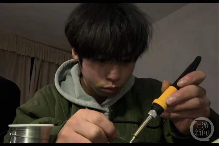 小伙自学编程造出“赛博小狗” 网友纷纷“求定制”