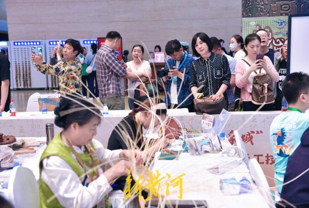 大厅里赛非遗 围观中见传承