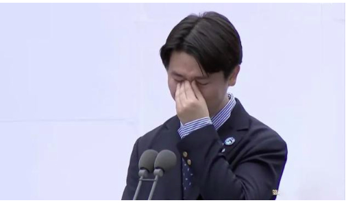 “越过山丘,却发现无人等候……”这段获奖感言,刷屏了!