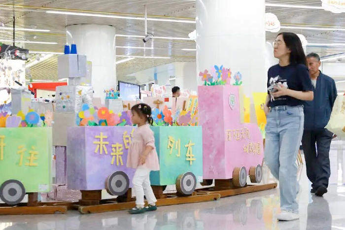 济南100座地铁站化身为“流动的儿童艺术馆”
