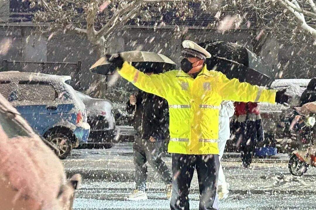 外交部点赞!山东交警街头为过往车辆擦雪,暖了一座城