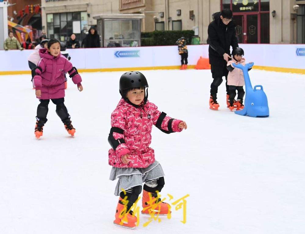 泉城冬季冰雪经济升温，孩子们家门口感受滑冰乐趣