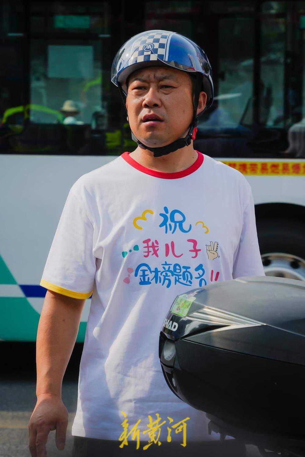 “祝我姐姐金榜题名” 二娃穿定制版T恤为考生加油