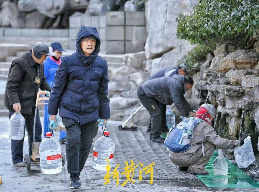 泉城迎“倒春寒” 市民重拾冬装保暖出行