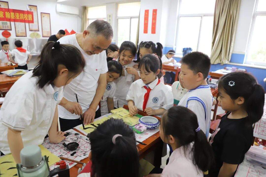 翰墨润童心 墨香伴成长——长清湖实验学校魏碑楷书名家课堂圆满举行