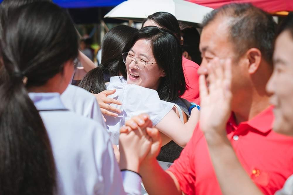 直击济南高考现场：教师爱心送考，多部门设“静音”护考