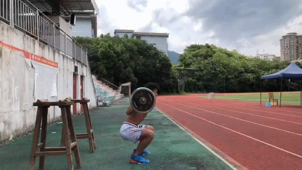 找到了！毕业典礼上与父亲视频的男孩正在贵州抗洪